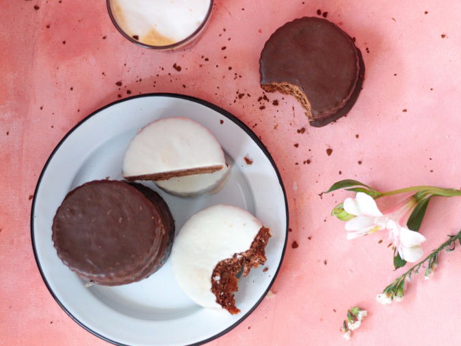 Alfajores de Chocolate Blanco, Negro y Maicena Artesanales de FDA Fabrica de Alfajores